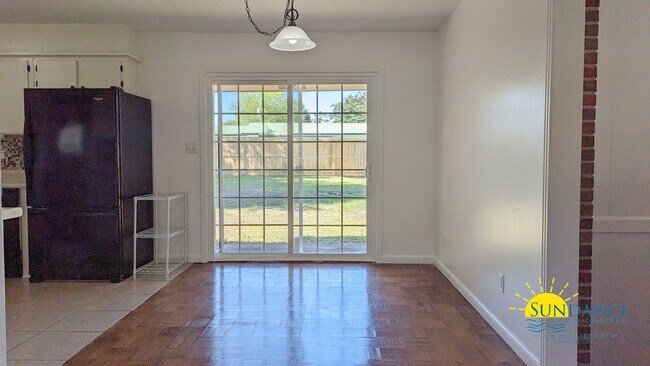 Foto del edificio - Beautiful 3 Bedroom Oasis in Oakland Heights!