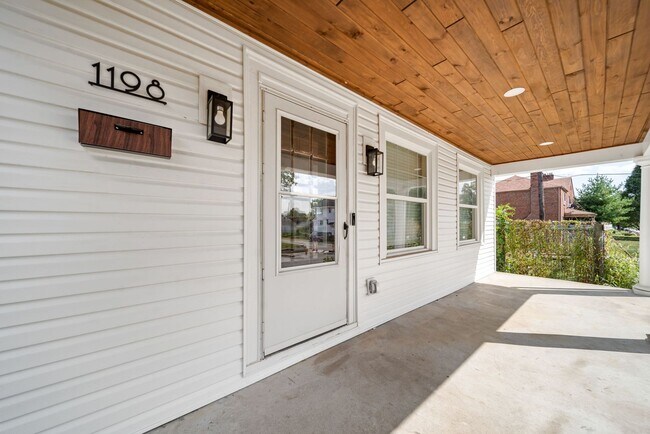Building Photo - Fully Renovated Beauty!!