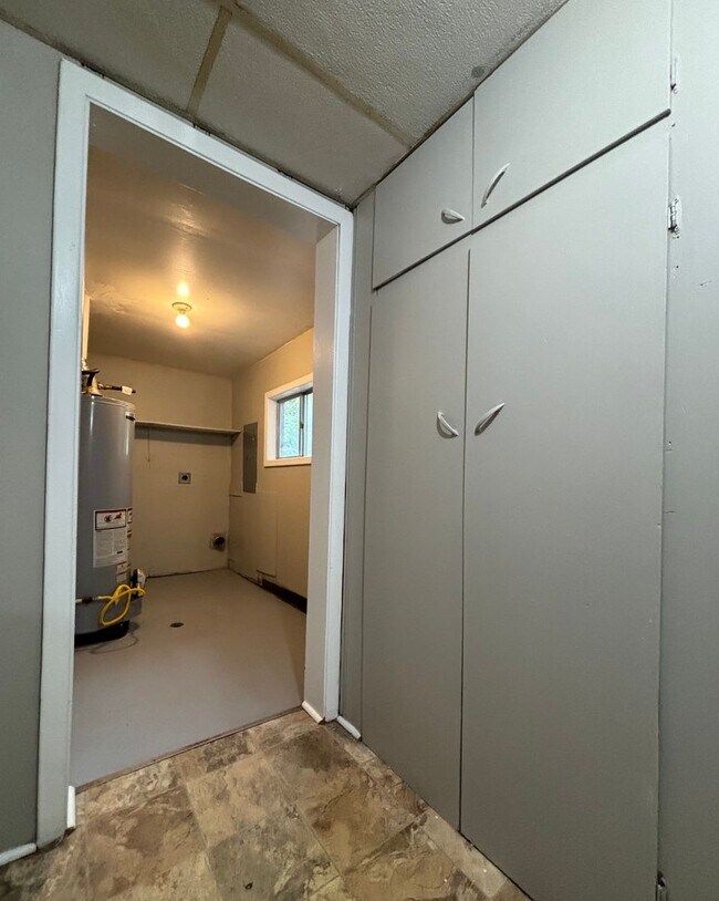 Foto del edificio - Spacious 2 bedroom 1 bath home with fenced...