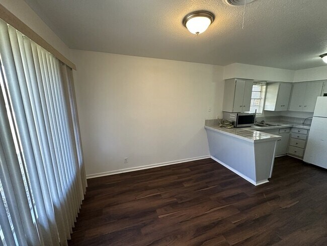 Building Photo - 402 Aurelia