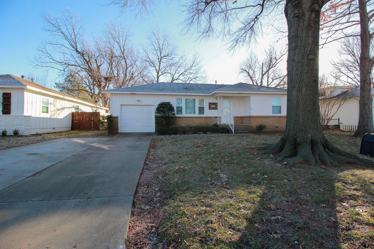 Primary Photo - Cute RedBud District Home