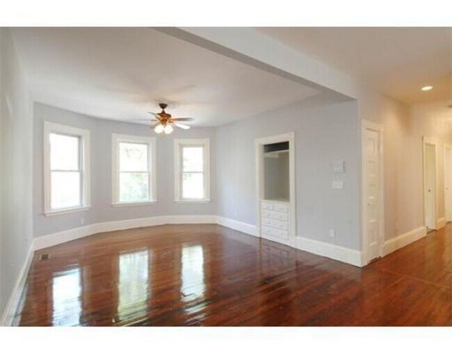Foto del edificio - Must See Unit in Mission Hill. High-End Fi...