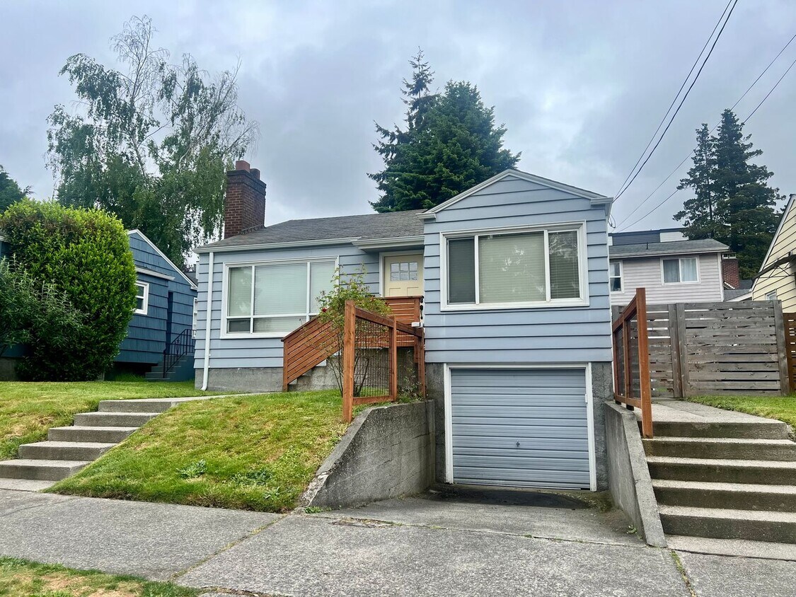 3 Bedroom 2 Bathroom in Greenlake! - 3 Bedroom 2 Bathroom in Greenlake!