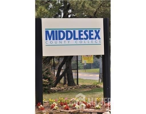 Building Photo - 18 College Dr