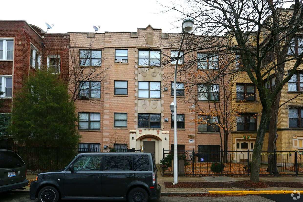 Building Photo - 7729-7731 N Hermitage Ave