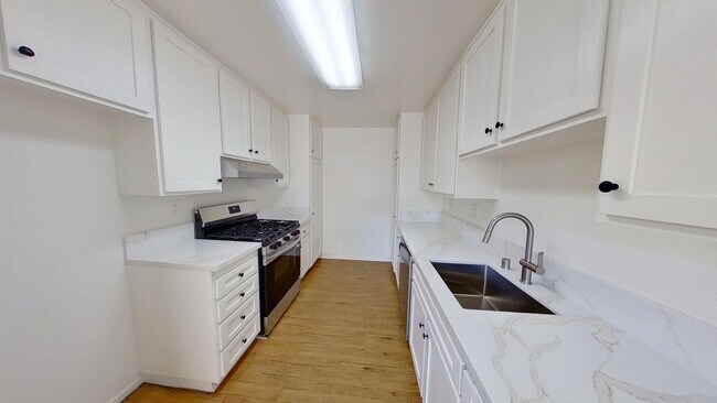 Building Photo - Upgraded 3 Bed 2 Bath Townhome in Anaheim!