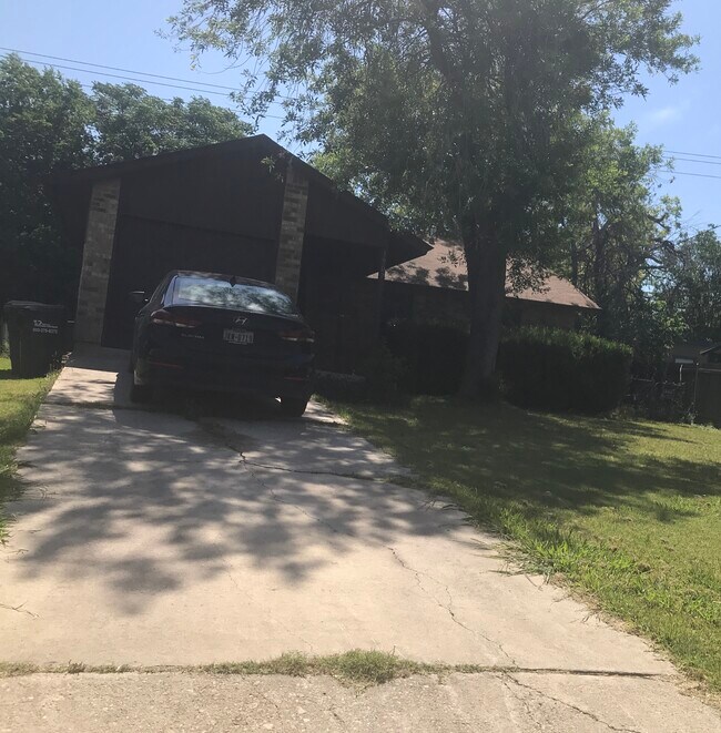 Front - 1907 Castle Gate Cir