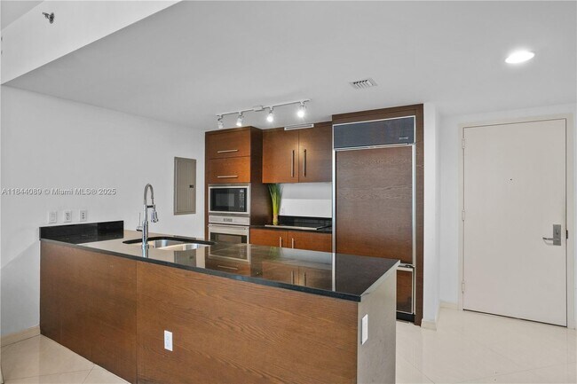 Building Photo - 475 Brickell Ave