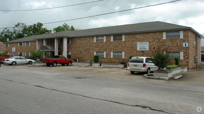 Building Photo - Colonial West