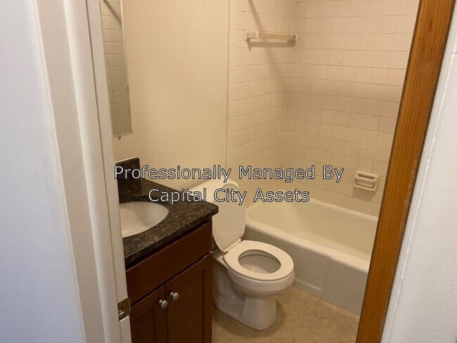 Building Photo - 2188 Meadowlawn Dr