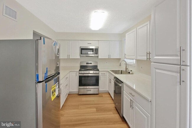 Building Photo - 890 Bayridge Dr
