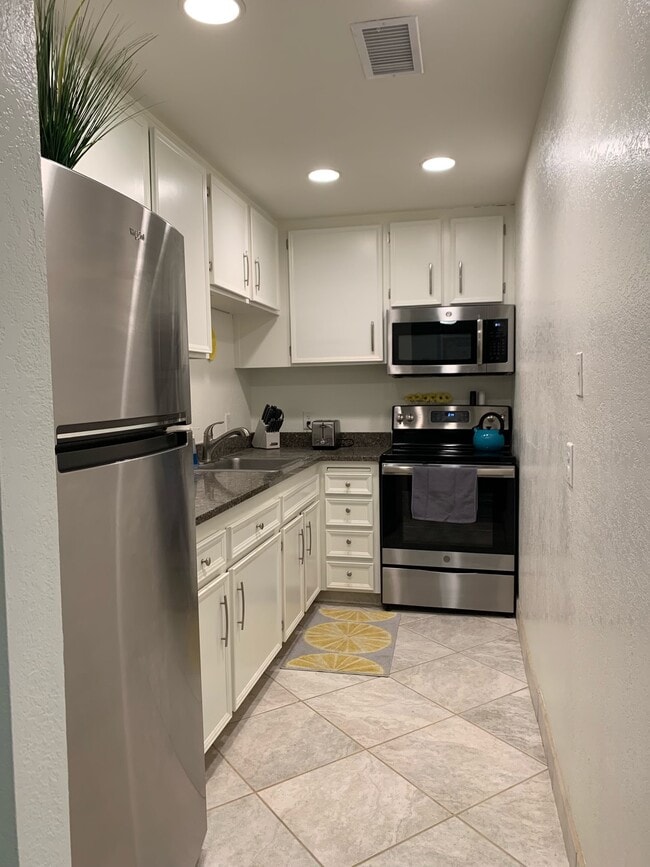 Building Photo - 470 N Villa Ct