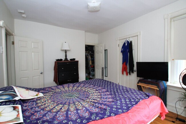 Building Photo - Spacious one bedroom unit, walking distance to Drexel