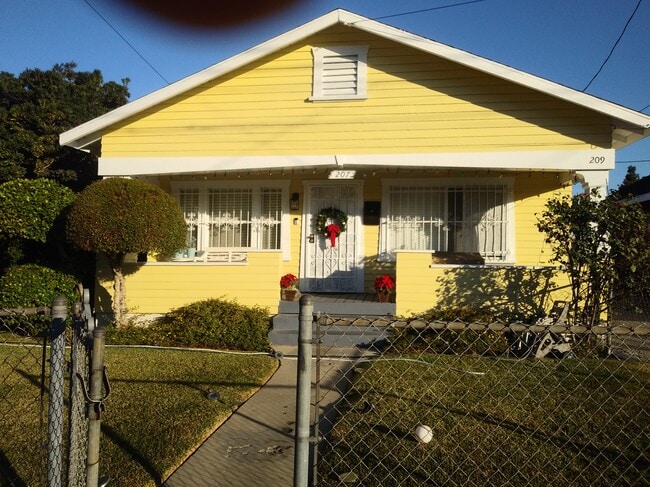 Building Photo - 207 W 40th Pl