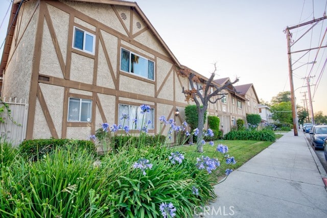 Building Photo - 313 S Almansor St