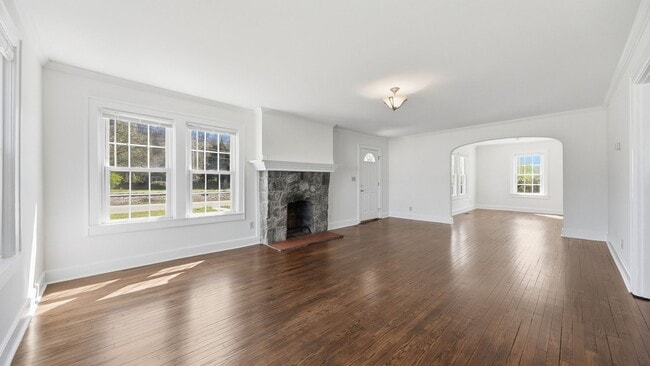 Building Photo - 3 bedroom White Oak home available NOW!