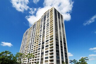 Building Photo - 121 N Post Oak Ln