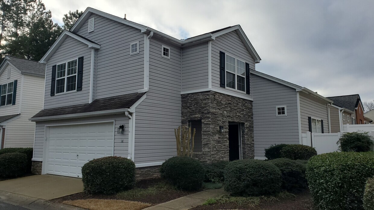 Foto principal - 141 W Oaks Pl