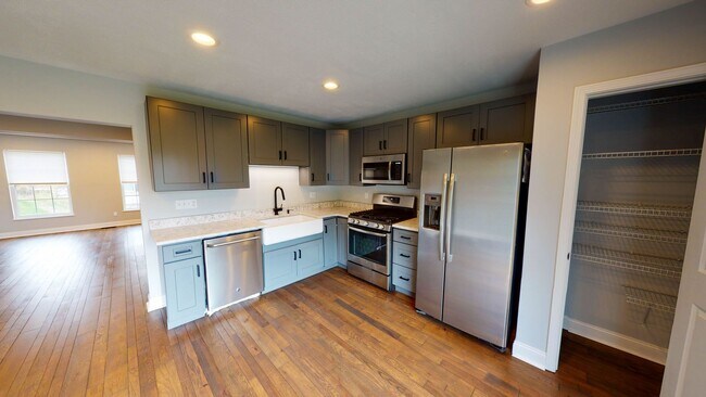 Building Photo - Modern 3-Level Townhome in Monaca – 2 Bed,...