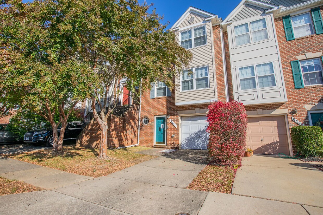 Foto principal - Lovely 4 BR/3.5 BA Townhome in Greenbelt!