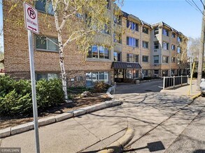 Building Photo - 2727 W 43rd St