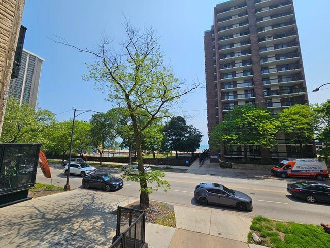 Building Photo - 5906 N Sheridan Rd