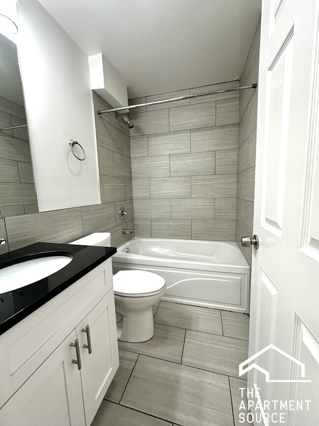 Building Photo - 6954 N Sheridan Rd