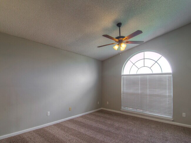 Foto del edificio - 12630 Richfield Blvd