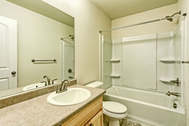 Foto del edificio - 3 Bedroom Split Level in Raindance