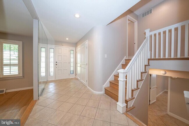 Foto del edificio - 327 Strathmore Rd