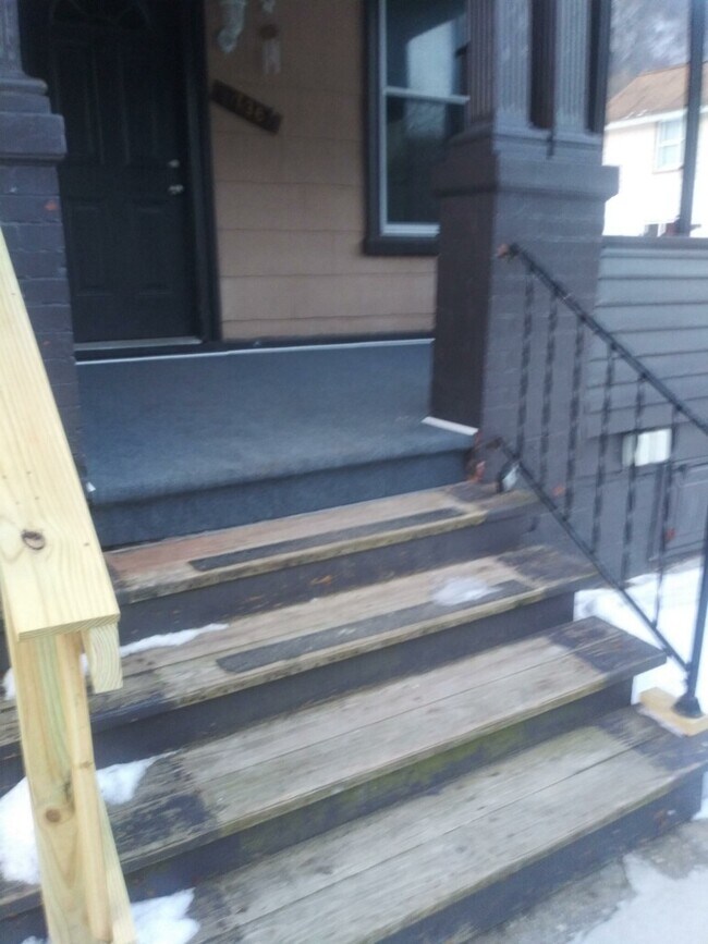Building Photo - 738 Ontario Ave