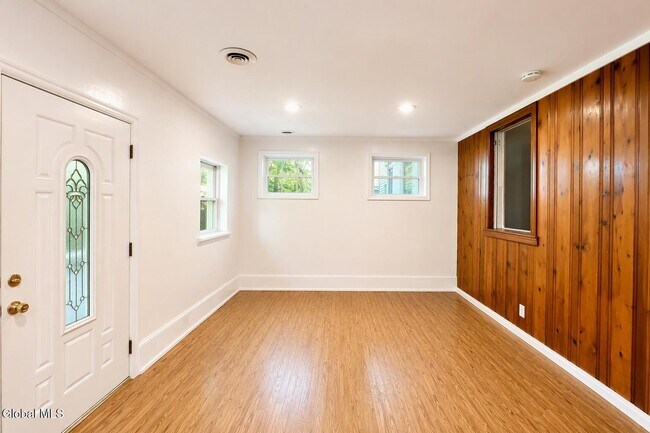 Foto del edificio - 127 N Pine Ave