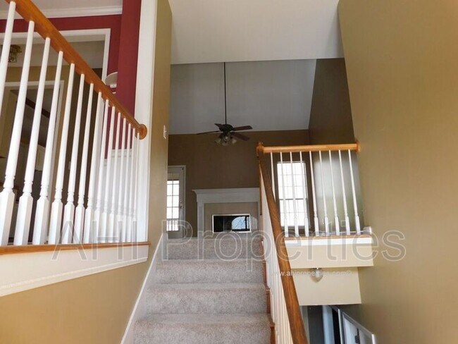 Building Photo - 238 Woodbury Dr