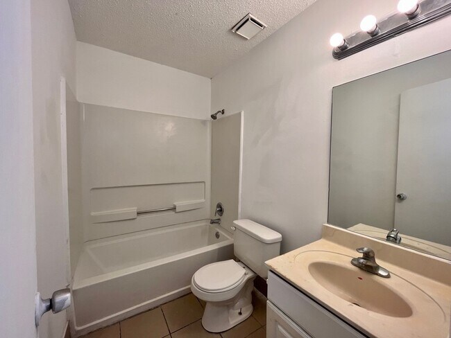 Foto del edificio - 2420 Delavan Ave