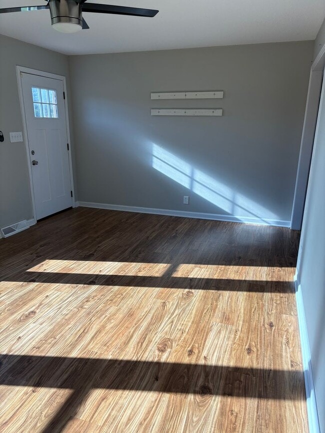 Building Photo - 3 Bedroom 1 1/2 Bathroom Home!