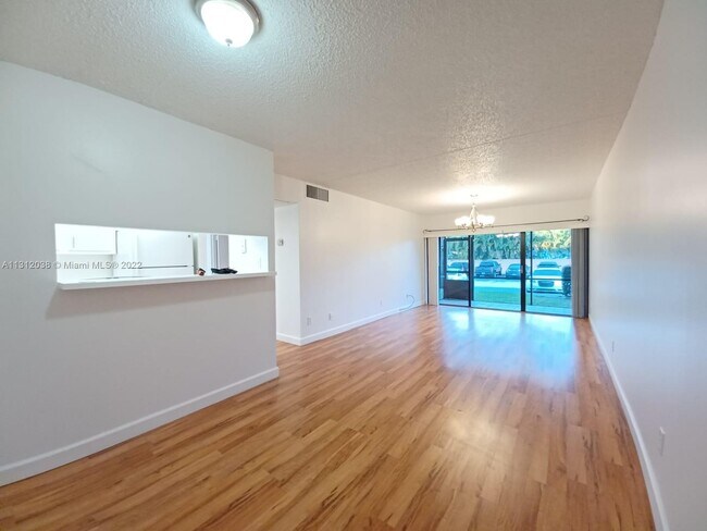 Foto del edificio - 5835 Washington St