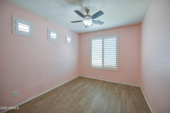 Foto del edificio - 6826 W Charter Oak Rd