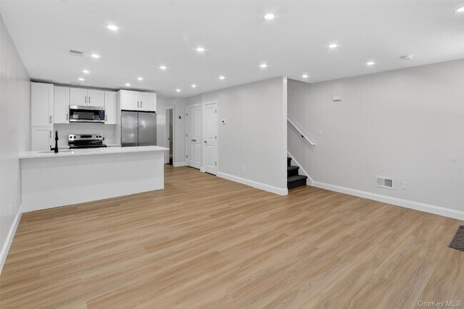 Building Photo - 62 Manor Pl