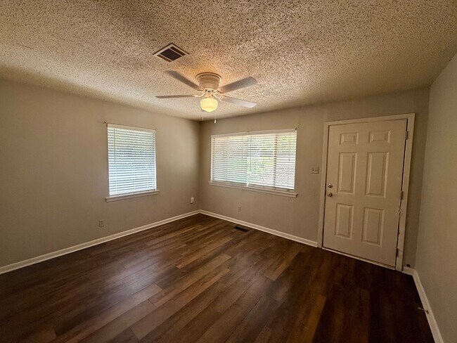 Foto del edificio - 5105 Lewis Ln