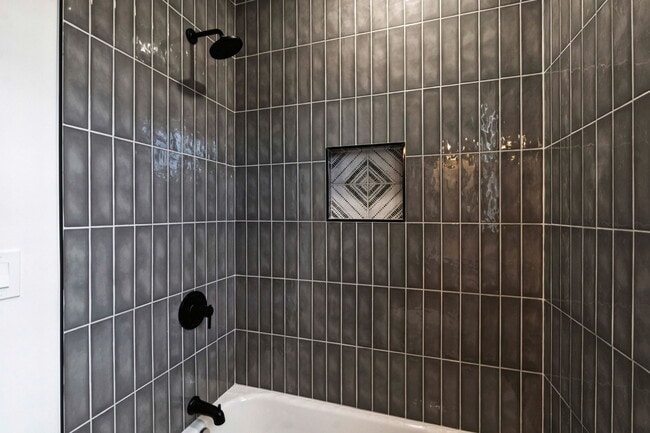 Full bathroom - 1544 S Bambrey St