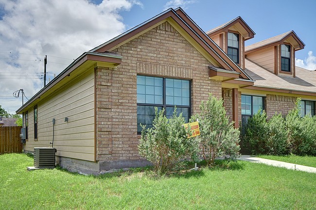 Building Photo - 131 Robinhood Dr