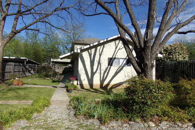 Building Photo - Charming Hillcrest Apartment