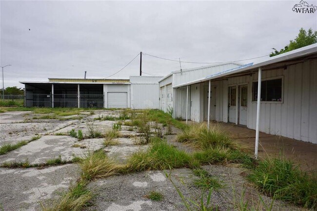 Foto del edificio - 1604 Missile Rd