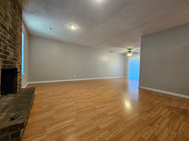 Building Photo - 4502 Garden Center Dr