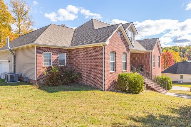 Building Photo - Stately Home in Soddy with Pool!