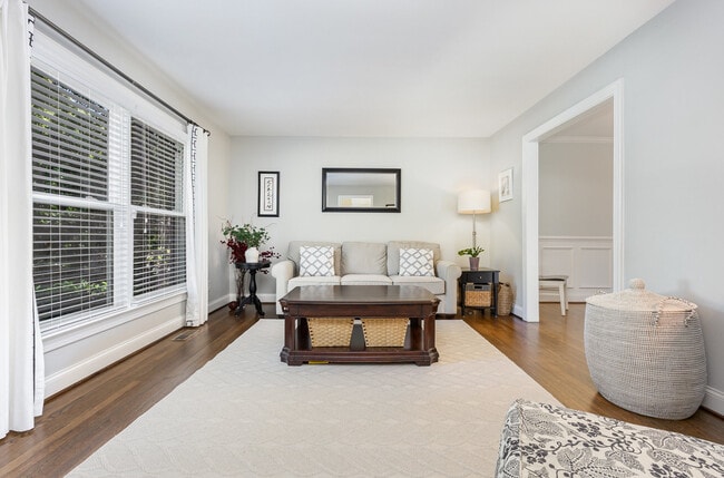 Building Photo - 4901 Stonehill Dr