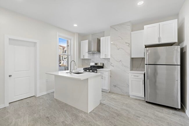 Building Photo - 600 67th St