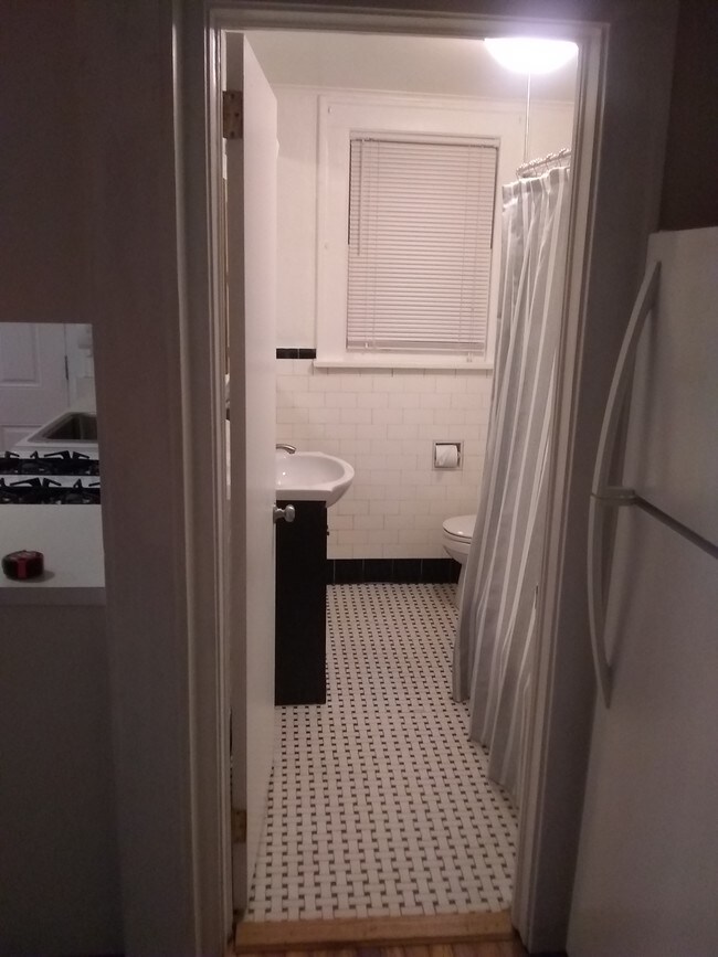 Baño - 720 E 2nd Ave