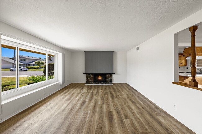 Foto del edificio - Spacious Home on Corner Lot!