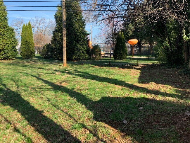 Foto del edificio - 106 Yeardley Ave